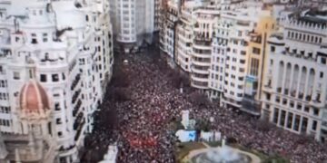 La zona para discapacitados y personas con movilidad reducida insuficiente en la primera mascletà
