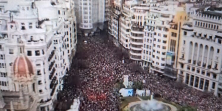 La zona para discapacitados y personas con movilidad reducida insuficiente en la primera mascletà