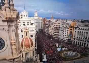 El calor y la intensidad marcan el estreno de las Fallas 2026: 43 asistencias en la primera mascletà