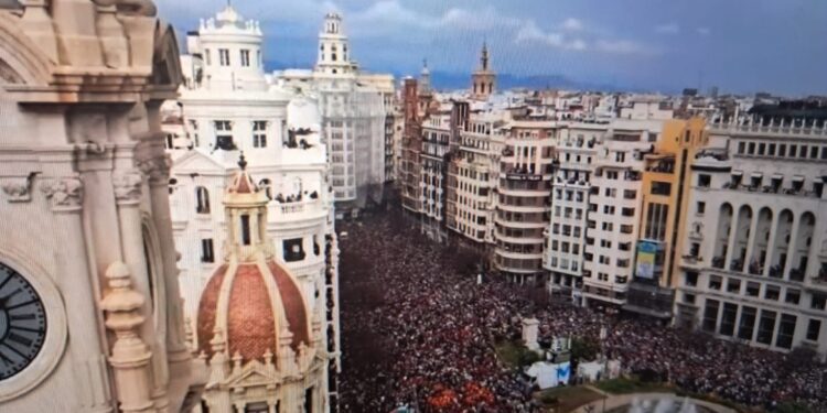 El calor y la intensidad marcan el estreno de las Fallas 2026: 43 asistencias en la primera mascletà