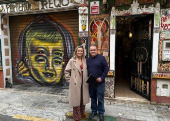 La Concejal de Turismo visita al museo de Carles Recio en Russafa y destaca su singularidad