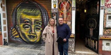 La Concejal de Turismo visita al museo de Carles Recio en Russafa y destaca su singularidad