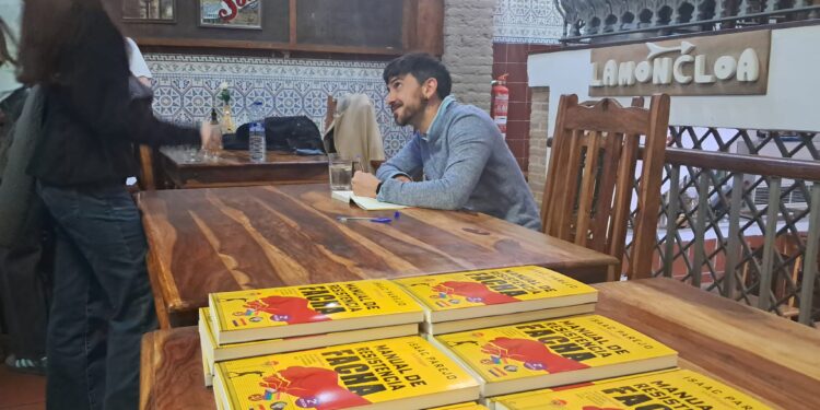 Isaac Parejo, «InfoVlogger», lanza su «Manual de resistencia facha» para combatir la hegemonía de la izquierda