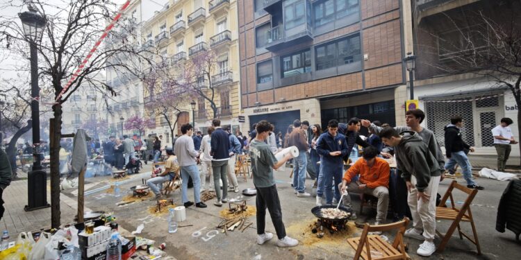Primer fin de semana fallero, el tiempo ha dado un respiro y los valencianos se han tirado a la calle literalmente 1 Primer fin de semana fallero, el tiempo ha dado un respiro y los valencianos se han tirado a la calle literalmente
