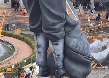 Un grito de paz desde el corazón de Valencia: la falla municipal corona sus 27 metros con un piromusical contra la Guerra