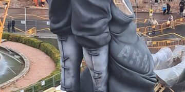Un grito de paz desde el corazón de Valencia: la falla municipal corona sus 27 metros con un piromusical contra la Guerra