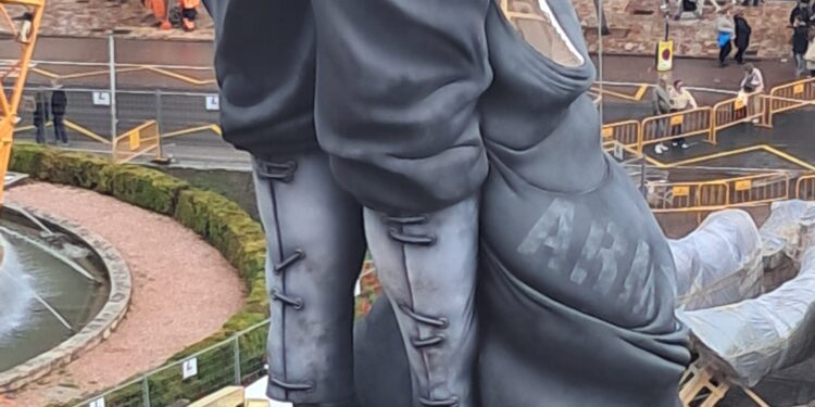 Un grito de paz desde el corazón de Valencia: la falla municipal corona sus 27 metros con un piromusical contra la Guerra