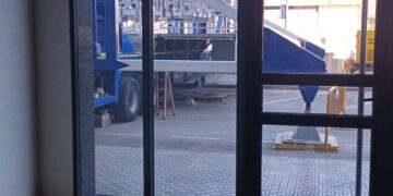 Vecinos de El Vergeret denuncian al Ayuntamiento de Tavernes por una feria "atrapada" entre viviendas y grietas