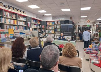 Baltasar Bueno presenta su último libro "Las Fallas de Valencia" en las librerías Paulinas de Valencia