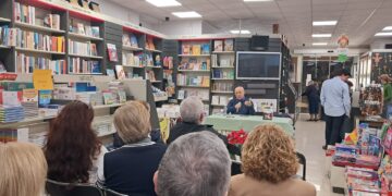 Baltasar Bueno presenta su último libro "Las Fallas de Valencia" en las librerías Paulinas de Valencia