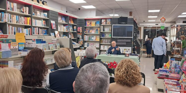 Baltasar Bueno presenta su último libro "Las Fallas de Valencia" en las librerías Paulinas de Valencia 1 Baltasar Bueno presenta su último libro "Las Fallas de Valencia" en las librerías Paulinas de Valencia