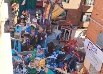 Tragedia y gloria en Alzira: El viento tumba el histórico remate de la Falla Camí Nou