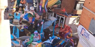 Tragedia y gloria en Alzira: El viento tumba el histórico remate de la Falla Camí Nou