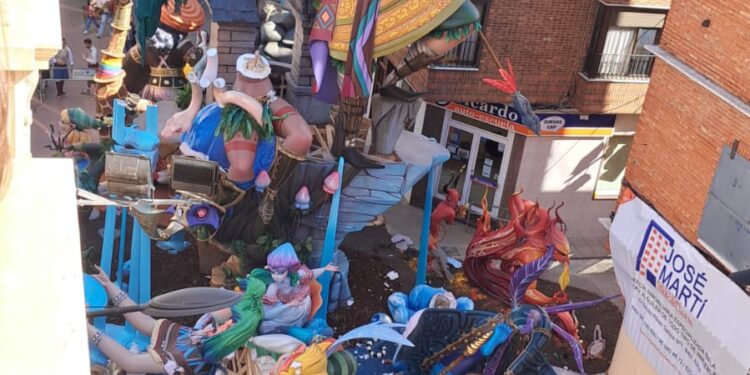 Tragedia y gloria en Alzira: El viento tumba el histórico remate de la Falla Camí Nou