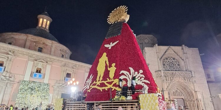 La "Geperudeta" estrena manto de flores, revelado el diseño del manto de la Ofrena 2026La "Geperudeta" estrena manto de flores, revelado el diseño del manto de la Ofrena 2026