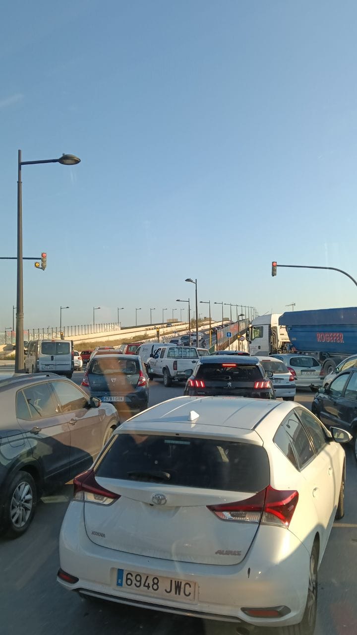 Más de 50km de retenciones por obras que cortan la Pista de Silla. Caos absoluto en el área metropolitana valenciana 6 WhatsApp Image 2026 03 25 at 08.07.06