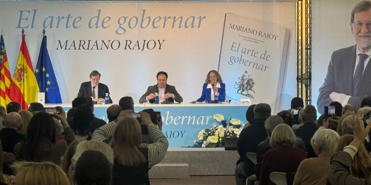 Mariano Rajoy abarrota l’Antic Mercat de Torrent en la presentación de su nuevo libro