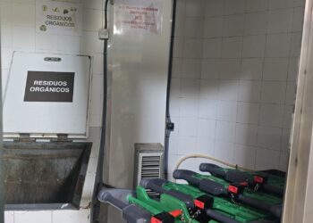 El punto limpio (cuarto de basuras) del Mercado Central almacena carros de compra y lleva con la puerta rota 3 meses