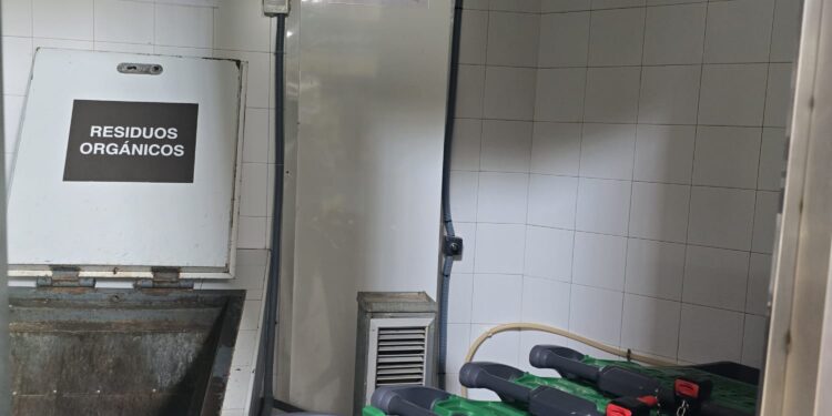 El punto limpio (cuarto de basuras) del Mercado Central almacena carros de compra y lleva con la puerta rota 3 meses