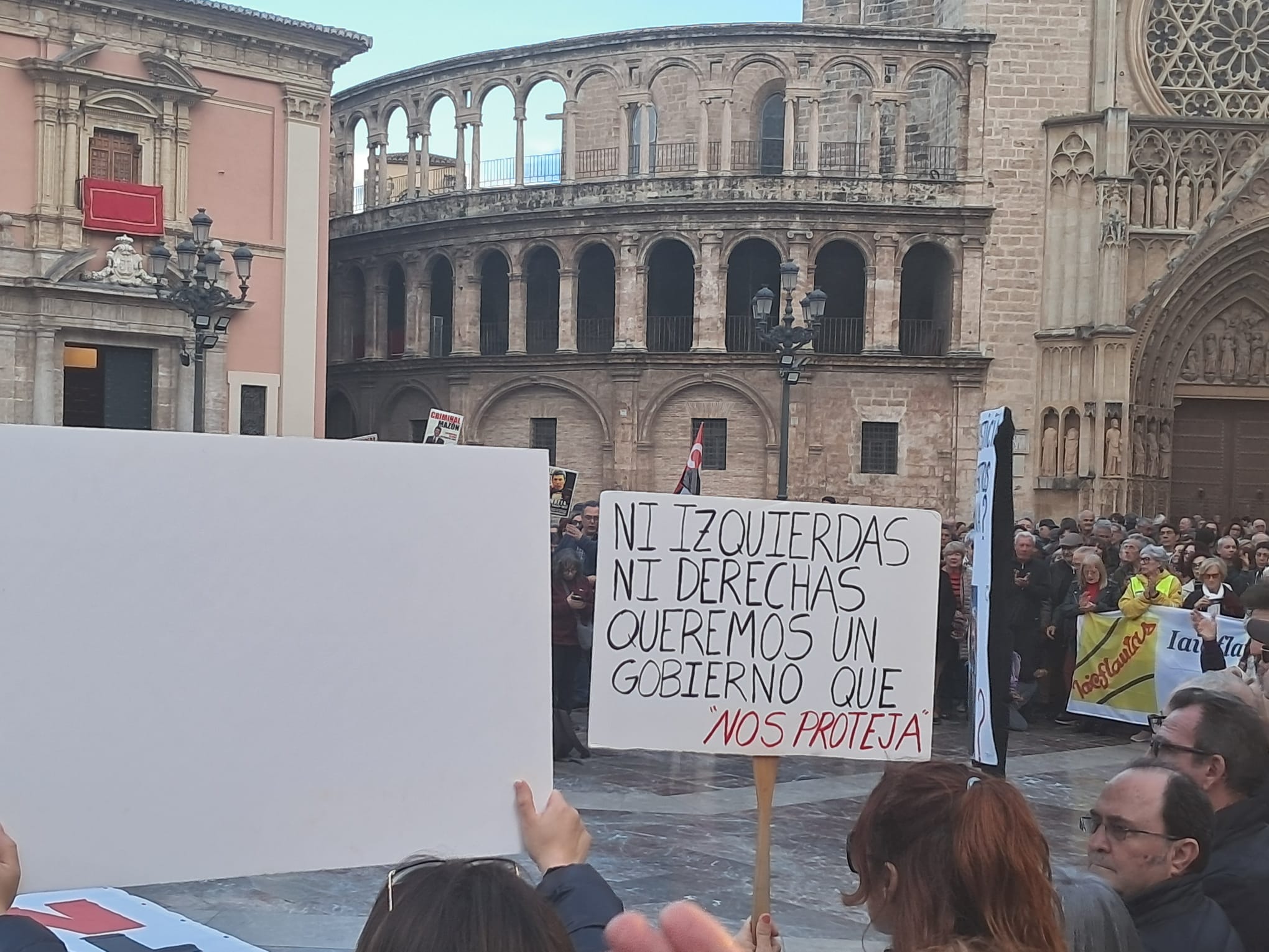Nueva manifestación contra Mazón reune a más de 1.500 personas 3 WhatsApp Image 2026 03 28 at 19.17.23