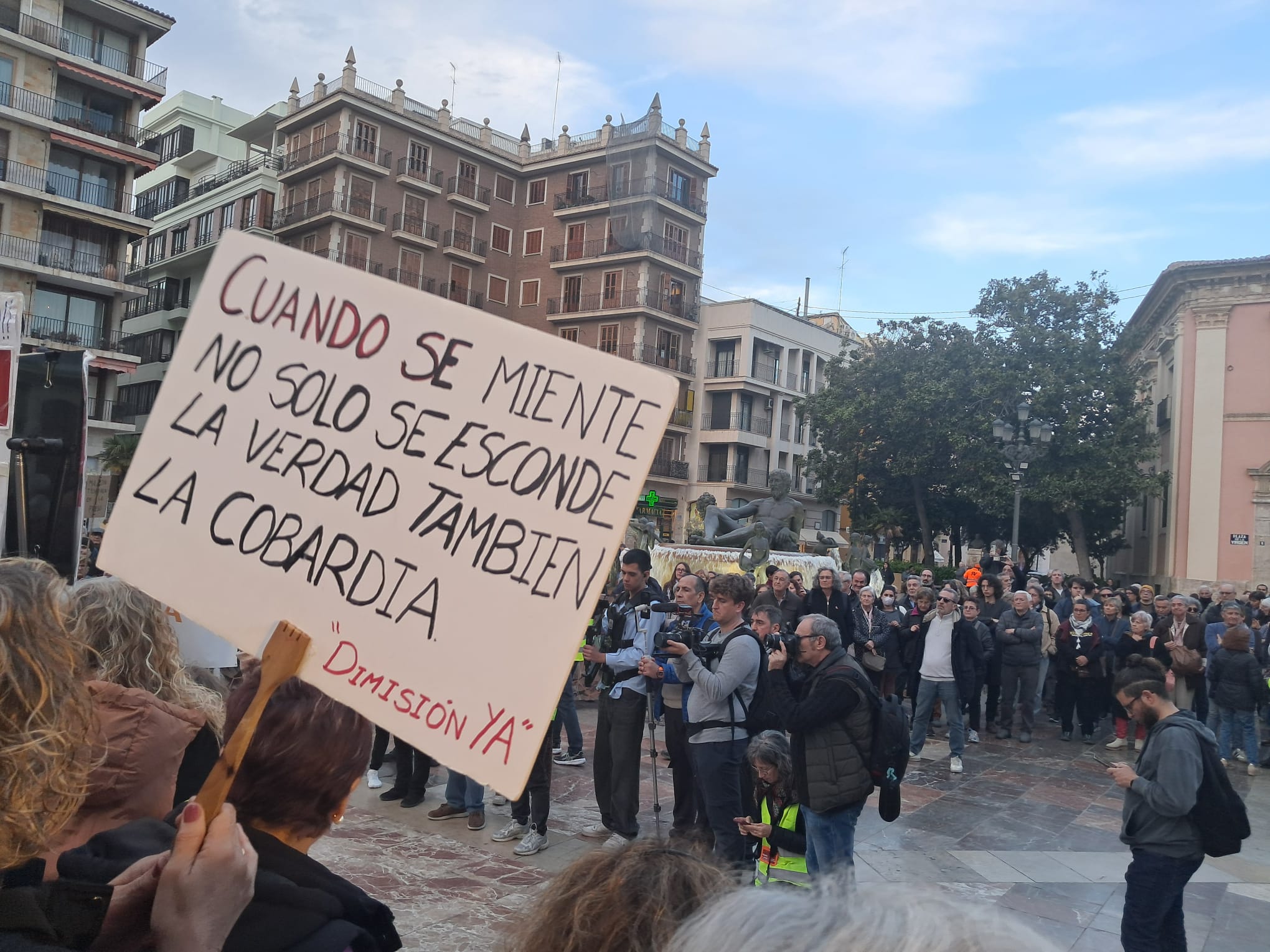 Nueva manifestación contra Mazón reune a más de 1.500 personas 4 WhatsApp Image 2026 03 28 at 19.17.24