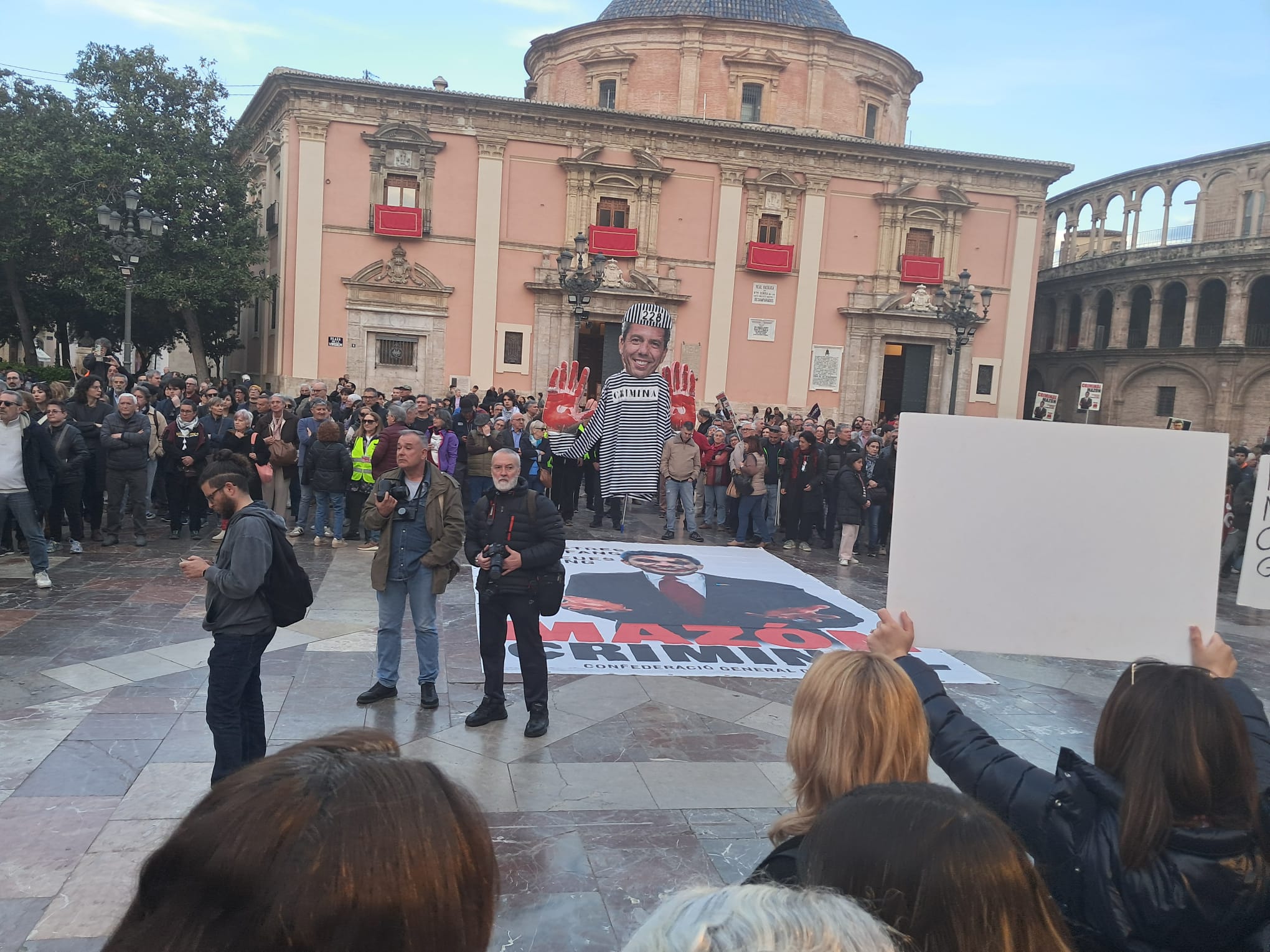 Nueva manifestación contra Mazón reune a más de 1.500 personas 2 WhatsApp Image 2026 03 28 at 19.17.241