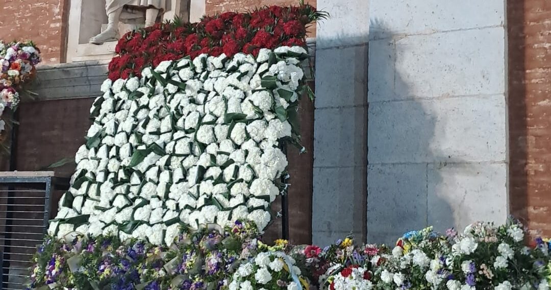 Turís realiza su Ofrenda fallera llena de emoción