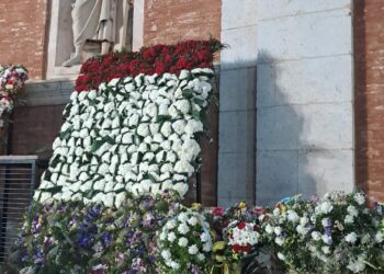 Turís realiza su Ofrenda fallera llena de emoción