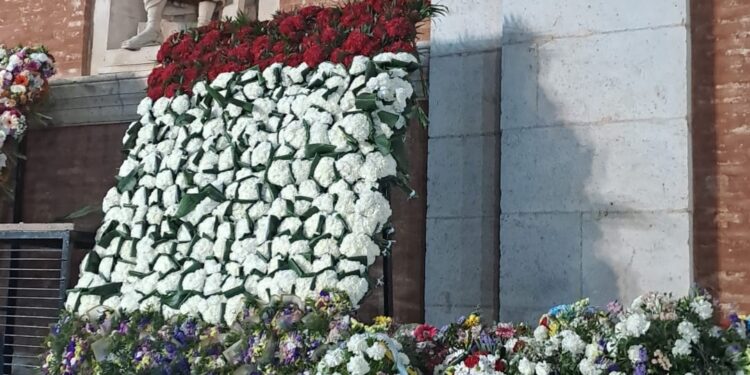 Turís realiza su Ofrenda fallera llena de emoción