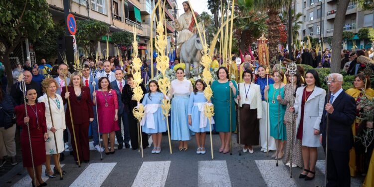 Torrent Vive un Multitudinario Domingo de Ramos y se Prepara para un Lunes Santo de Devoción