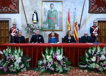 Valencia exalta a su Clavariesa Mayor: Vicenta Evangelina Escudero ya porta la Medalla de la Junta Central Vicentina