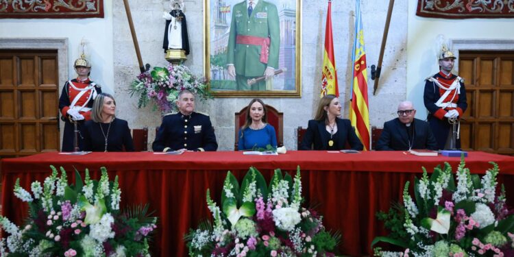 Valencia exalta a su Clavariesa Mayor: Vicenta Evangelina Escudero ya porta la Medalla de la Junta Central Vicentina