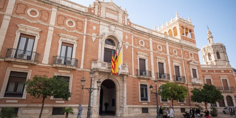 Tolerancia cero: El Arzobispado de Valencia implanta coordinadores infantiles en todas las parroquias 1 banderas arzobispado riua vgutierrez 3 scaled 1