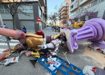 El viento tumba el monumento de Escultor Vicente Pallardó de Torrent en plena 'plantà'