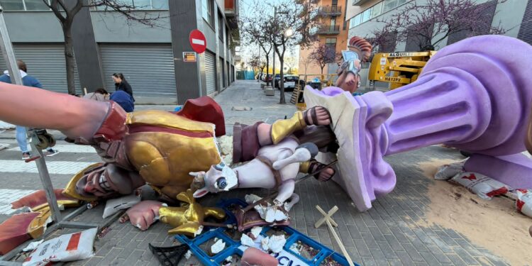 El viento tumba el monumento de Escultor Vicente Pallardó de Torrent en plena 'plantà'
