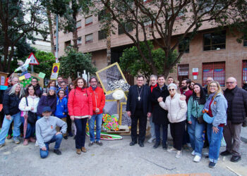 Usuarios de la Fundación Maides participan en la «plantà» de una falla, que representa la salud mental