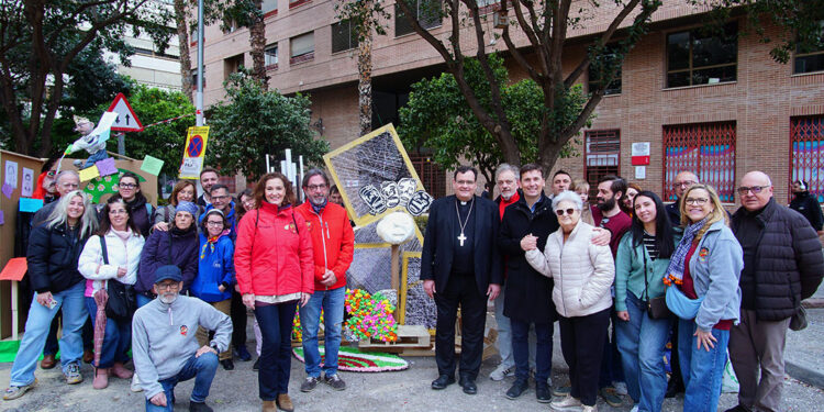 Usuarios de la Fundación Maides participan en la «plantà» de una falla, que representa la salud mental