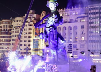Valencia se rinde a la "Esperanza": El remate de la Falla Municipal corona una noche de pólvora y emoción