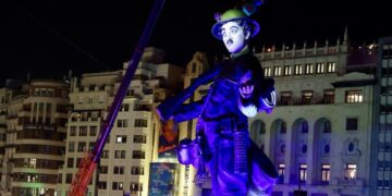 Valencia se rinde al fuego: un millón de personas toman la ciudad en el inicio de los "días grandes"