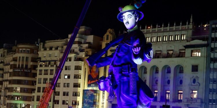 Valencia se rinde al fuego: un millón de personas toman la ciudad en el inicio de los "días grandes"