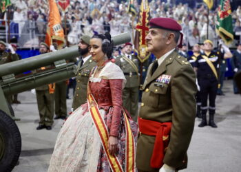 Solemnidad y pólvora en San Juan de Ribera: El homenaje de las Fuerzas Armadas que venció a la lluvia