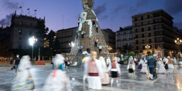 El Pilar-Sant Francesc frena la euforia de la tercera Ofrenda y exige un debate global para no "romper" las Fallas