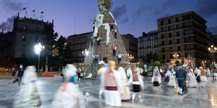 El Pilar-Sant Francesc frena la euforia de la tercera Ofrenda y exige un debate global para no "romper" las Fallas 1 El Pilar-Sant Francesc frena la euforia de la tercera Ofrenda y exige un debate global para no "romper" las Fallas
