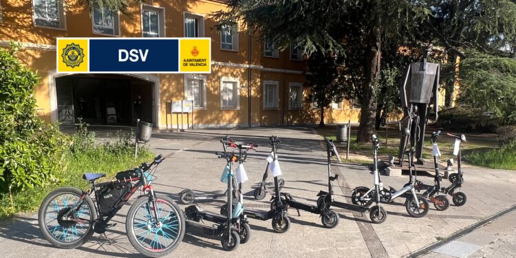 La Policía Local de Valéncia interviene en una concentración de patinetes con 39 denuncias y once vehículos inmovilizados