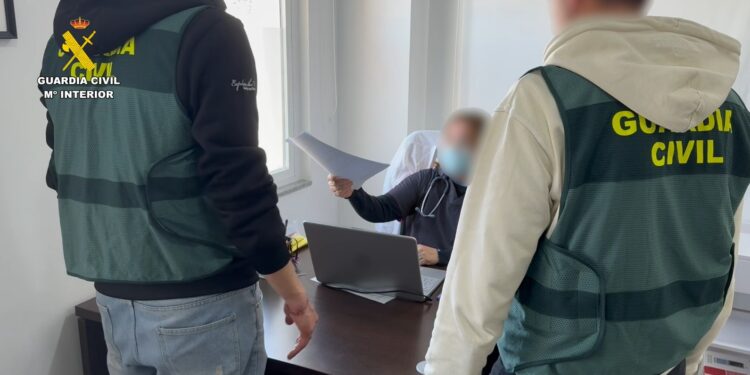 La Guardia Civil desarticula una red de falsas médicas en Santa Pola en la "Operación Ribosoma"