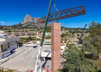 Hito en Finestrat: Una pasarela de 12 toneladas conecta el futuro ascensor con el Castell 14 Hito en Finestrat: Una pasarela de 12 toneladas conecta el futuro ascensor con el Castell