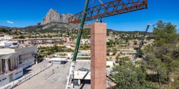 Hito en Finestrat: Una pasarela de 12 toneladas conecta el futuro ascensor con el Castell