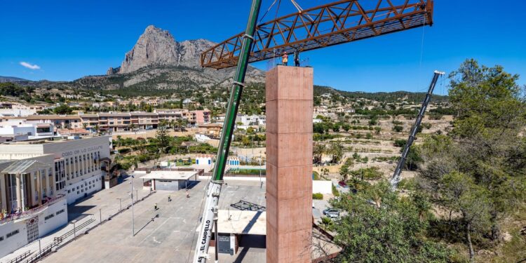 Hito en Finestrat: Una pasarela de 12 toneladas conecta el futuro ascensor con el Castell