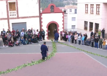 Les Useres se sume en el silencio: arranca la ancestral peregrinación a Sant Joan de Penyagolosa