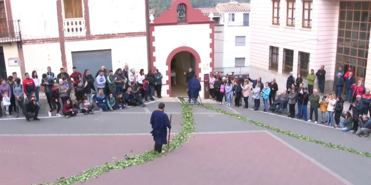 Les Useres se sume en el silencio: arranca la ancestral peregrinación a Sant Joan de Penyagolosa